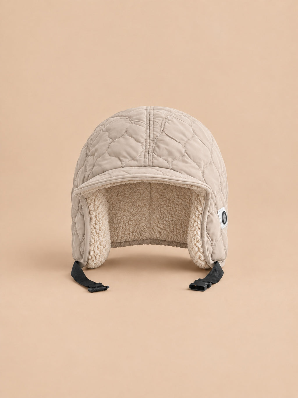 Gorro aviador reversible impermeable con orejeras, color beige, vista frontal en la fotografía del producto