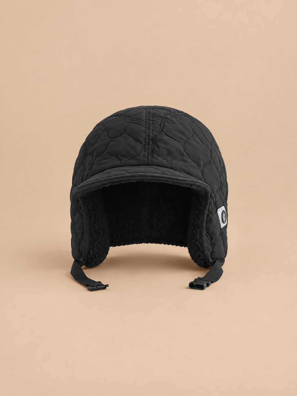 Gorro aviador negro con orejeras laterales e interior de terciopelo suave, fotografiado de frente