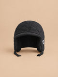 Gorro aviador negro con orejeras laterales e interior de terciopelo suave, fotografiado de frente