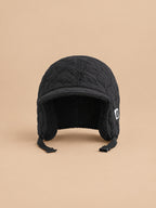 Gorro aviador negro con orejeras laterales e interior de terciopelo suave, fotografiado de frente