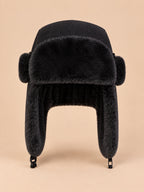 Gorro aviador de pana lisa con orejeras, color negro, vista frontal en la fotografía del producto
