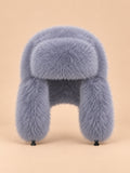Gorro aviador de pelo sintético grueso cortavientos, color gris, vista frontal en la fotografía del producto
