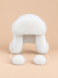 Gorro aviador de mujer de auténtica piel de zorro, color blanco, vista frontal en la fotografía del producto