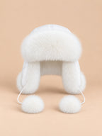 Gorro aviador de mujer de auténtica piel de zorro, color blanco, vista frontal en la fotografía del producto
