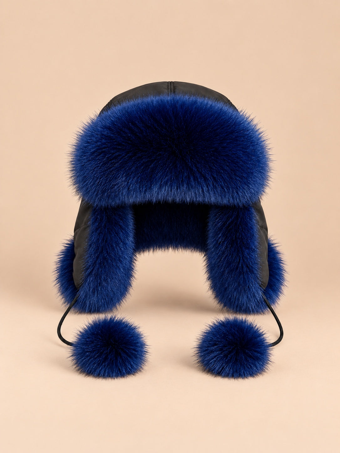 Chapka femme en fourrure à pompons bleu foncé, vue de face.