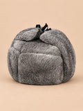 Chapka homme en fourrure de lapin gris naturel, vue de face.