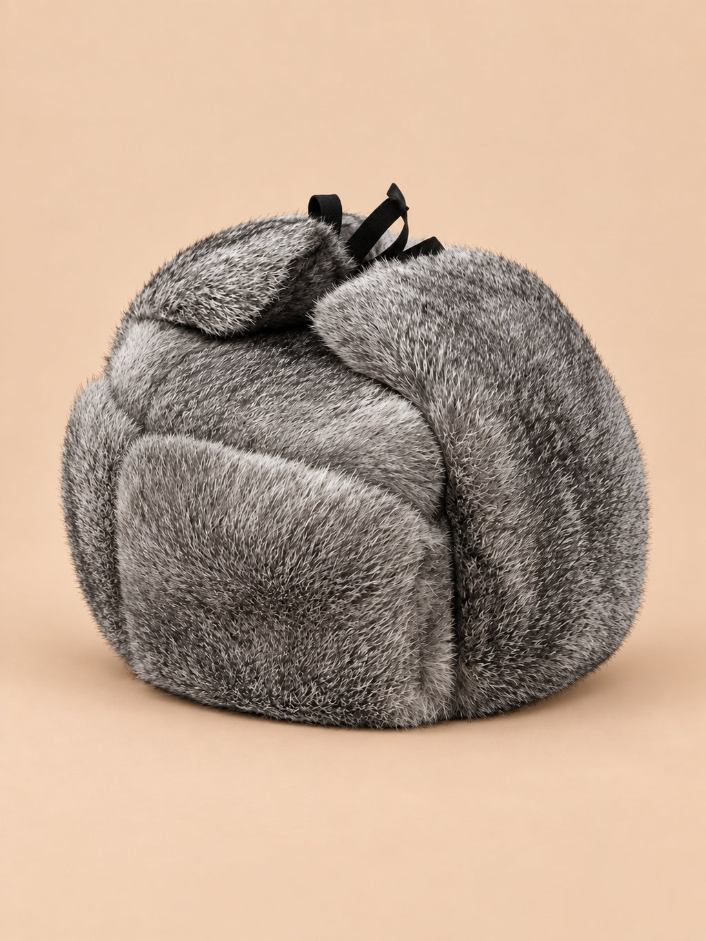 Chapka homme en fourrure de lapin gris naturel, vue de trois quarts.