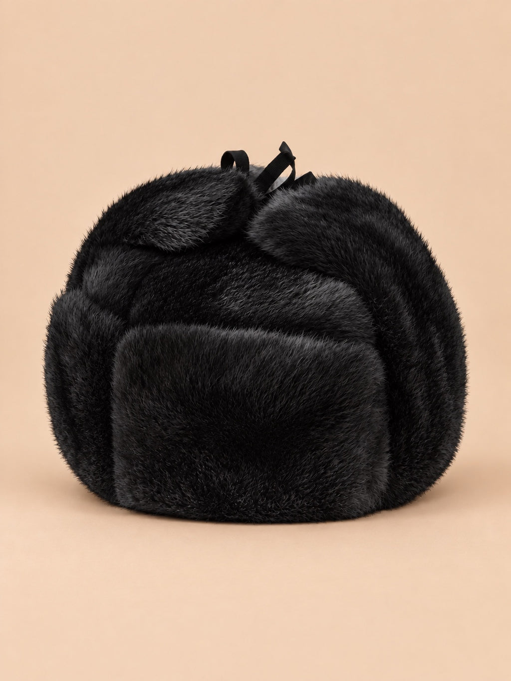 Gorro aviador de hombre de auténtica piel de conejo, color negro, vista frontal en la fotografía del producto
