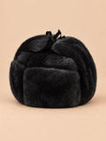 Gorro aviador de hombre de auténtica piel de conejo, color negro, vista frontal en la fotografía del producto