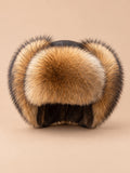 Gorro ruso de hombre en la variante de pelo de mapache, con orejeras laterales, fotografiado de frente
