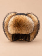Gorro ruso de hombre en la variante de pelo de mapache, con orejeras laterales, fotografiado de frente