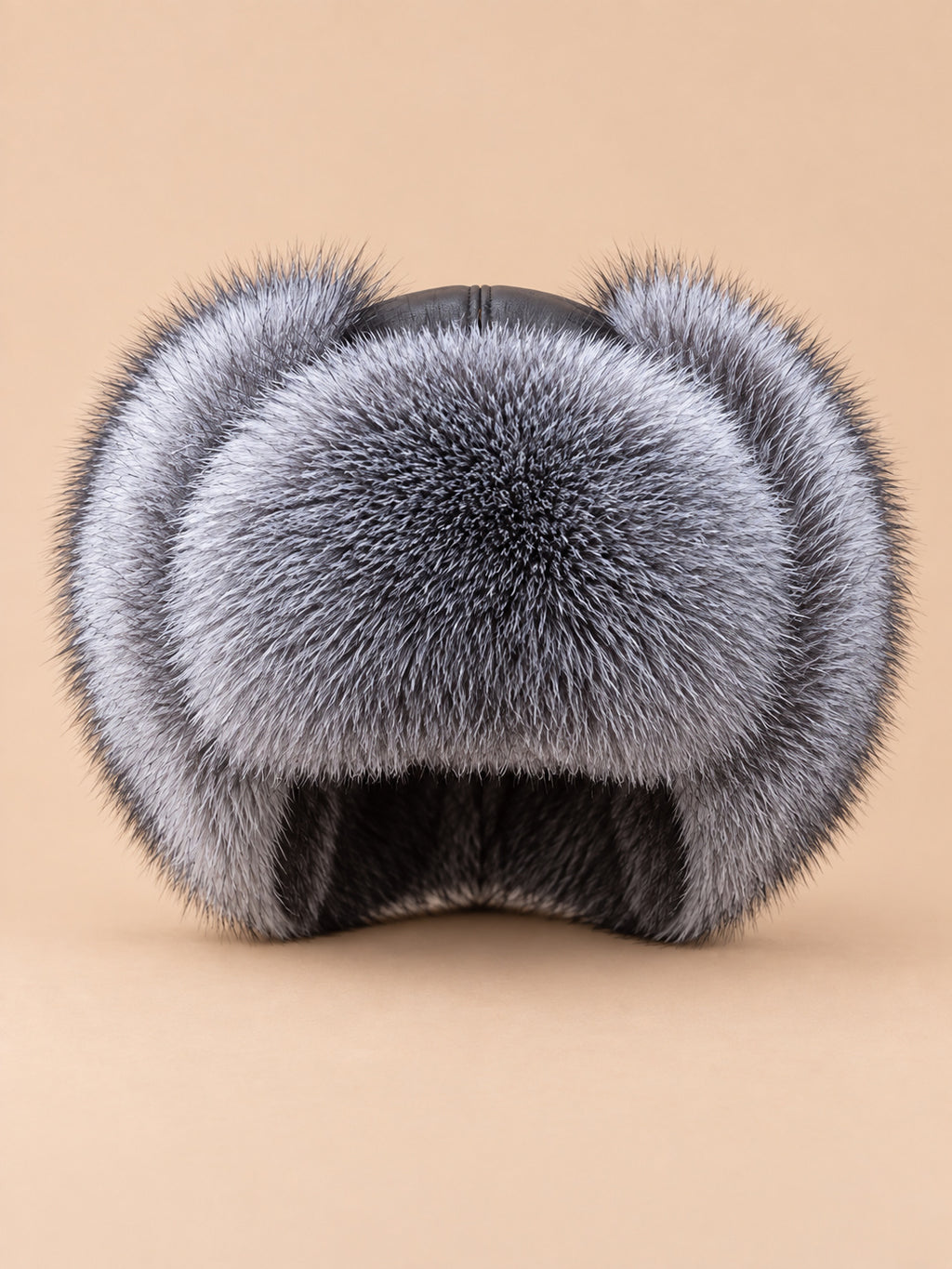 Gorro ruso de hombre de piel de zorro y cuero, vista frontal en la fotografía del producto