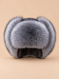Gorro ruso de hombre de piel de zorro y cuero, vista frontal en la fotografía del producto