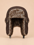Gorro de trampero de hombre con forro de pelo sintético, color café, vista frontal