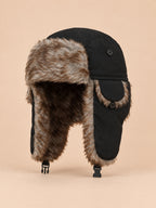 Gorro de trampero de hombre con forro de pelo sintético, color negro, vista de tres cuartos