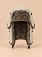 Gorro de trampero de hombre con orejeras y barboquejo, color beige, vista frontal