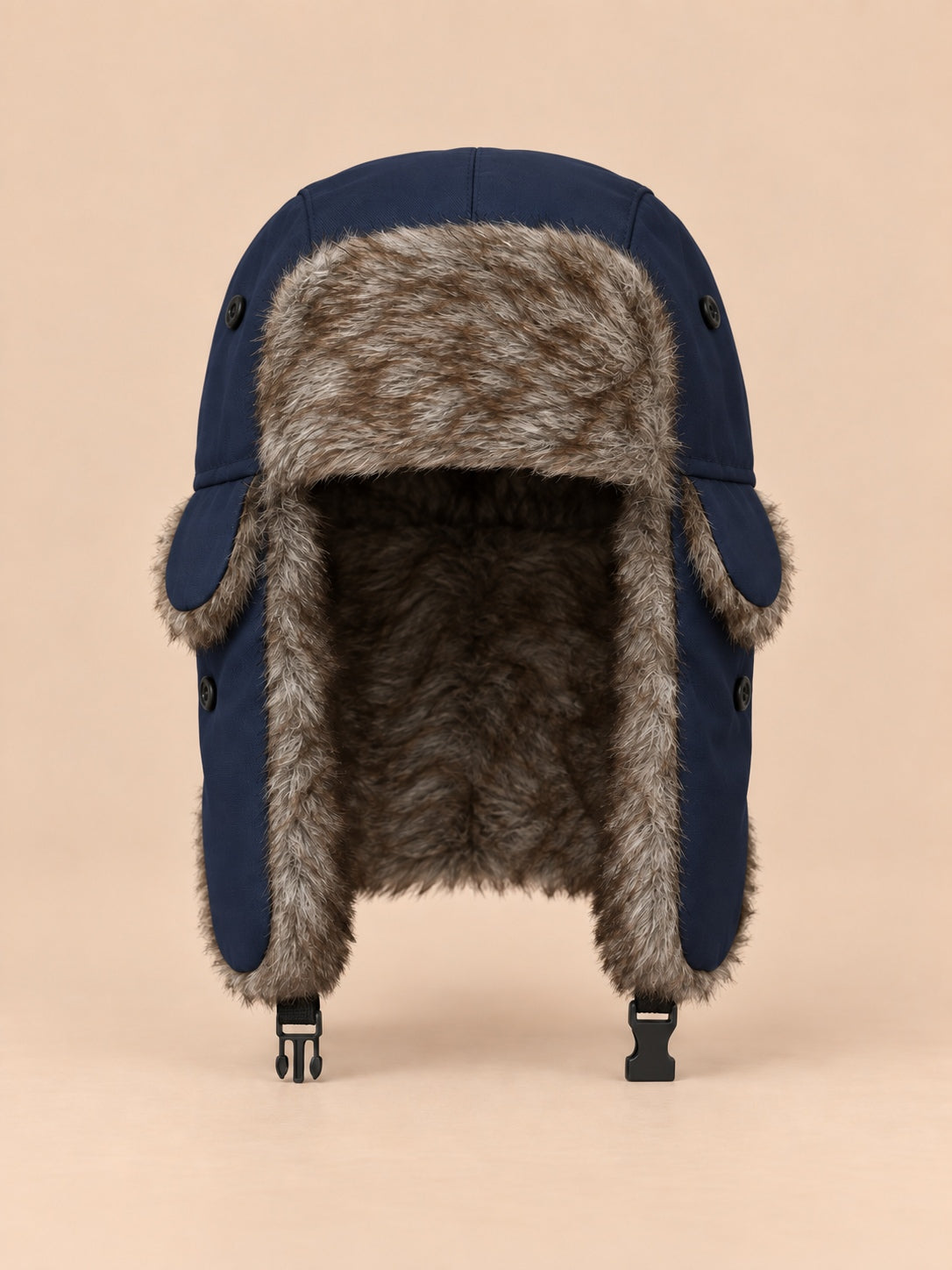 Chapka trappeur homme à rabats et jugulaire bleu marine, vue de face.