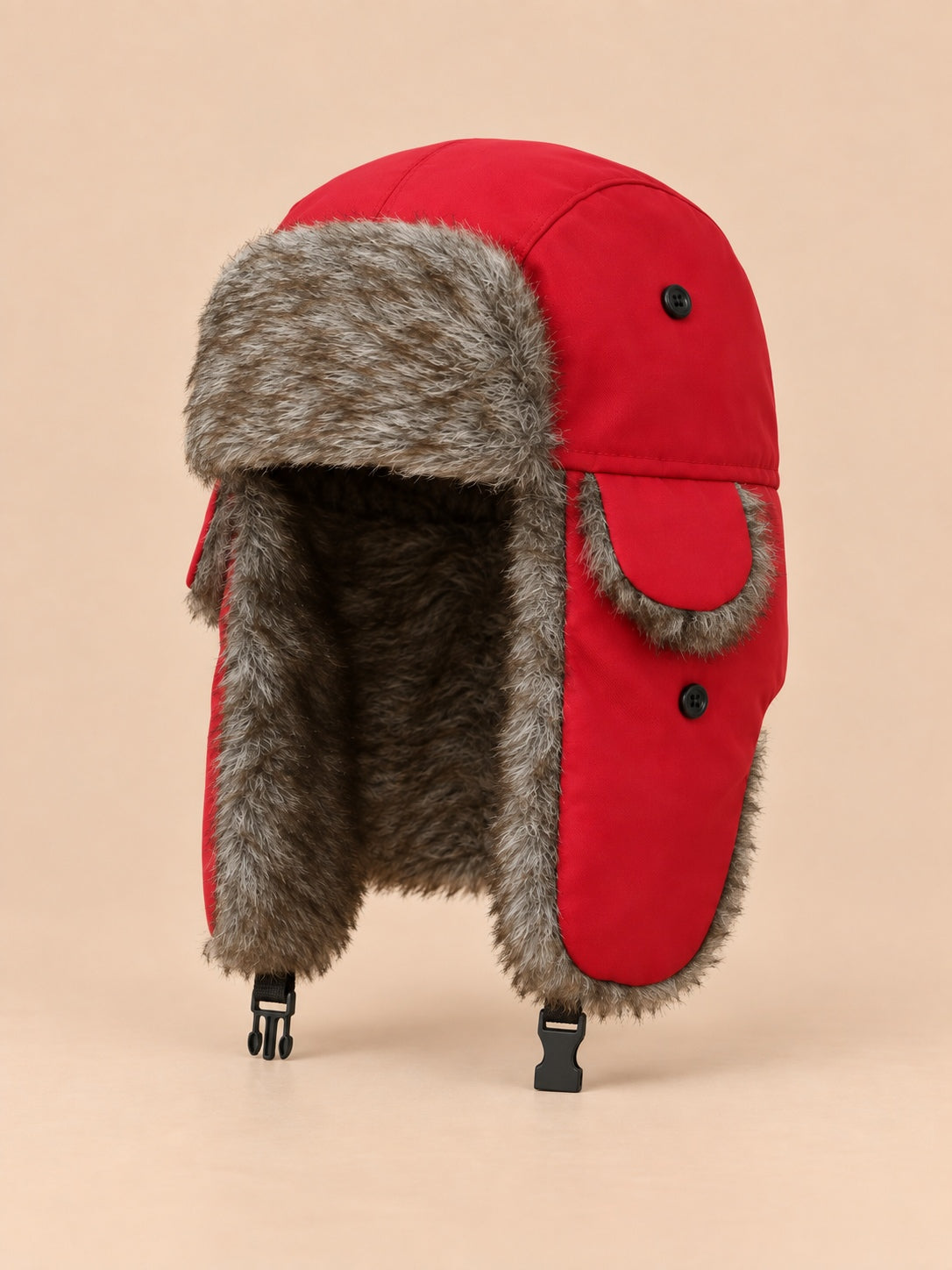 Chapka trappeur homme à rabats et jugulaire rouge, vue de trois quarts.