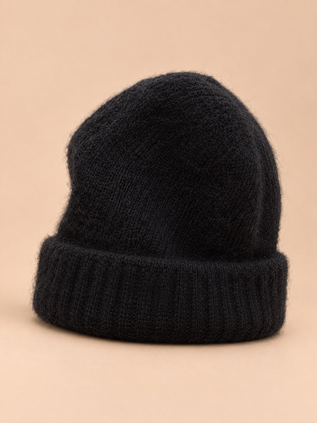 Bonnet femme noir en mohair duveteux à bord côtelé, vue de trois quarts