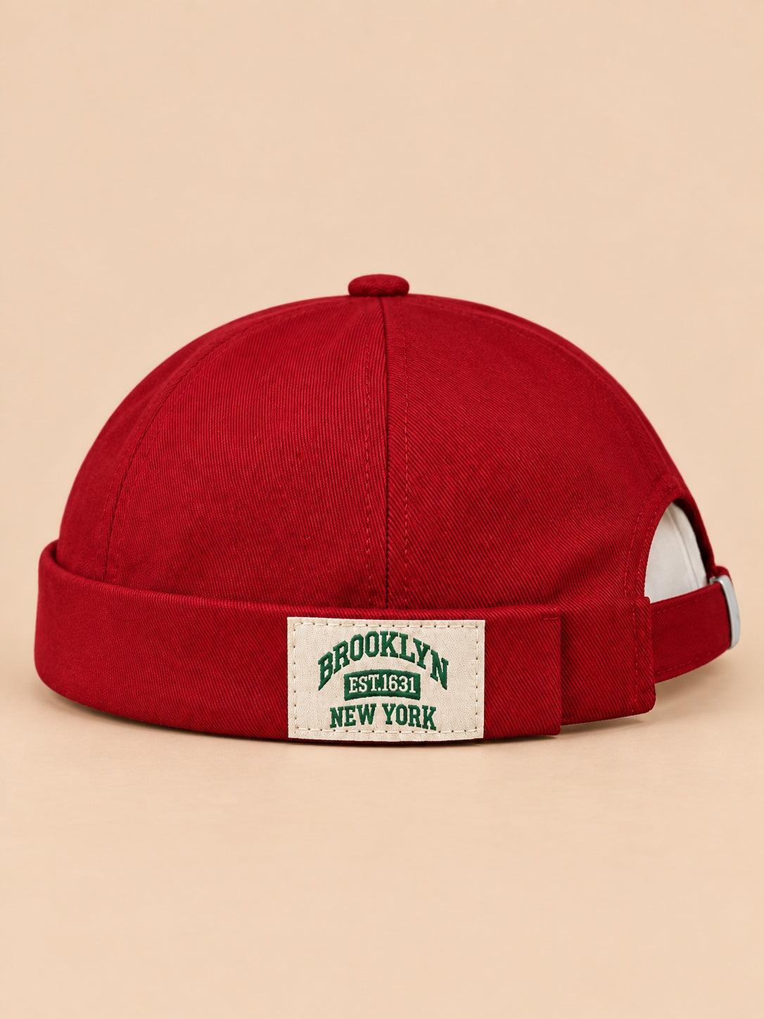 Bonnet docker BROOKLYN1631 rouge, vue de face, étiquette vintage.