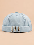 Bonnet docker en denim bleu clair, revers effiloché à détails léopard, vue de face.
