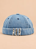 Bonnet docker en denim bleu, revers effiloché à détails léopard, vue de face.