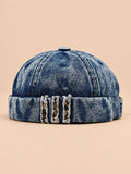 Bonnet docker en denim bleu marine, revers effiloché à détails léopard, vue de face.