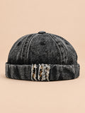 Bonnet docker en denim noir, revers effiloché à détails léopard, vue de face.