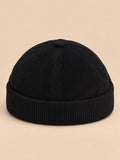 Bonnet docker en velours côtelé noir, vue de face.