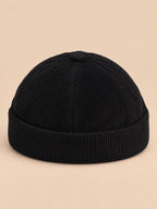 Bonnet docker en velours côtelé noir, vue de face.