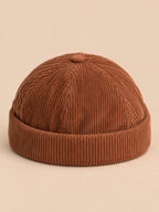 Bonnet docker en velours côtelé rouge corail, vue de face.