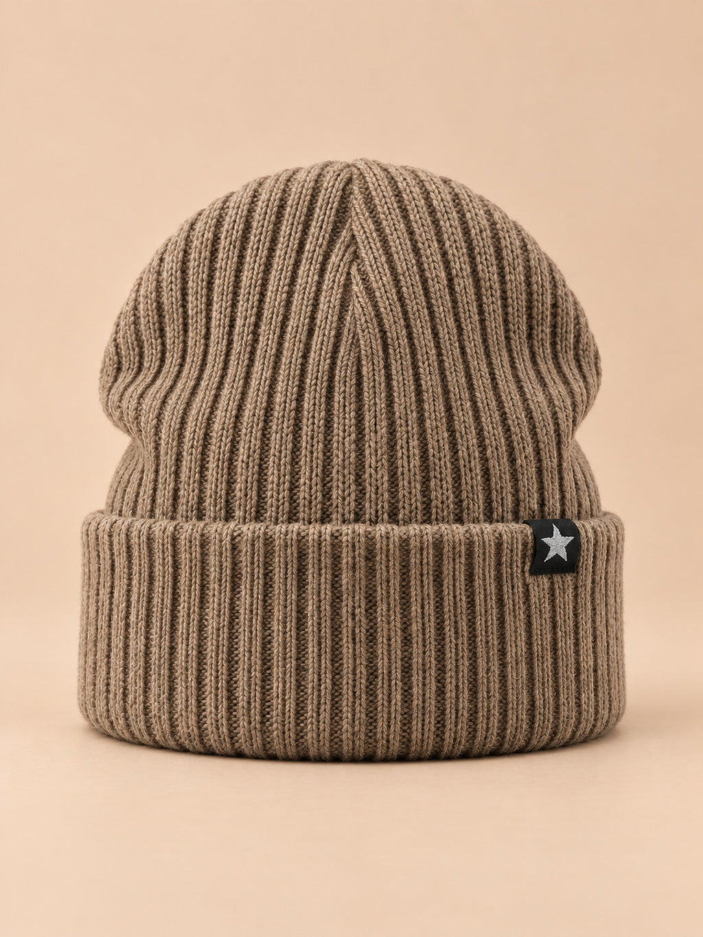 Bonnet homme beige côtelé à revers avec étiquette étoile, vue de face