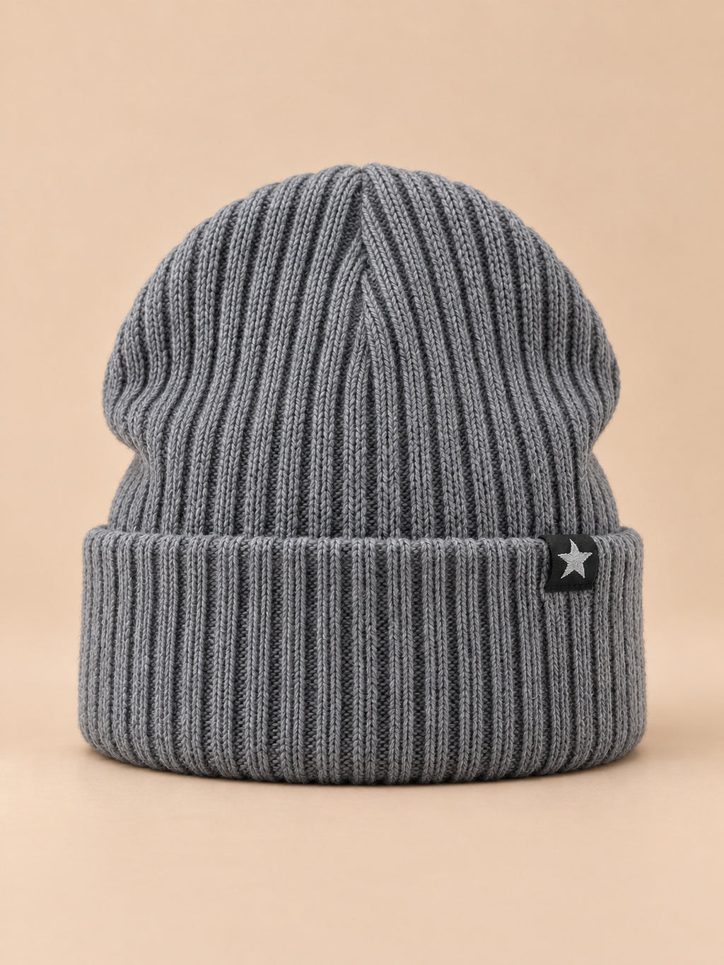 Gorro de hombre de punto liso cálido de doble capa, color gris, vista frontal en la fotografía del producto
