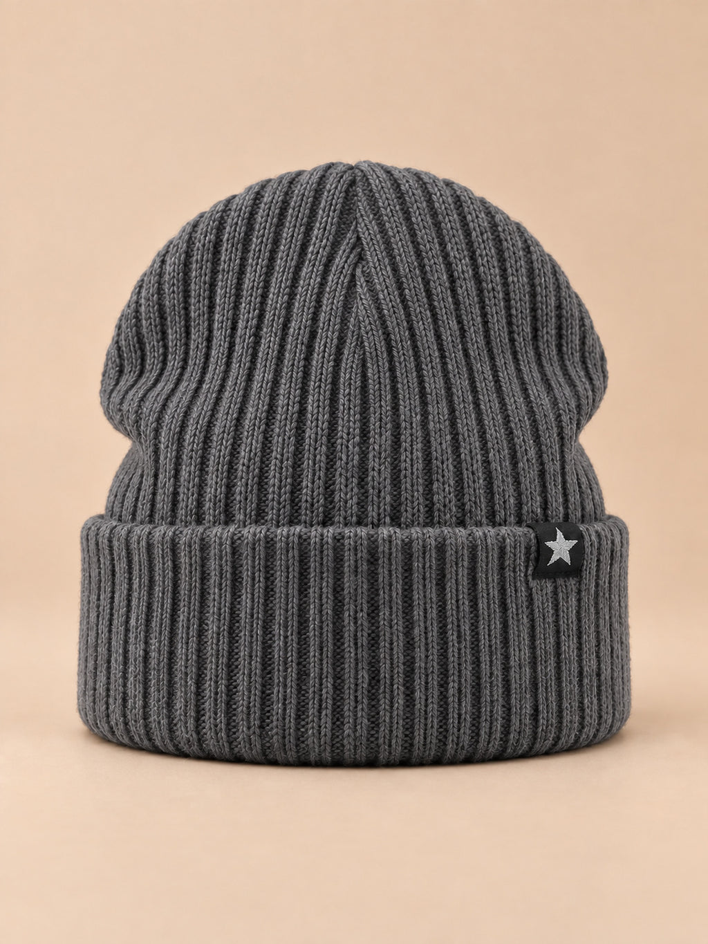 Gorro de hombre de punto liso cálido de doble capa, color gris, vista frontal en la fotografía del producto