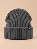 Gorro de hombre de punto liso cálido de doble capa, color gris, vista frontal en la fotografía del producto