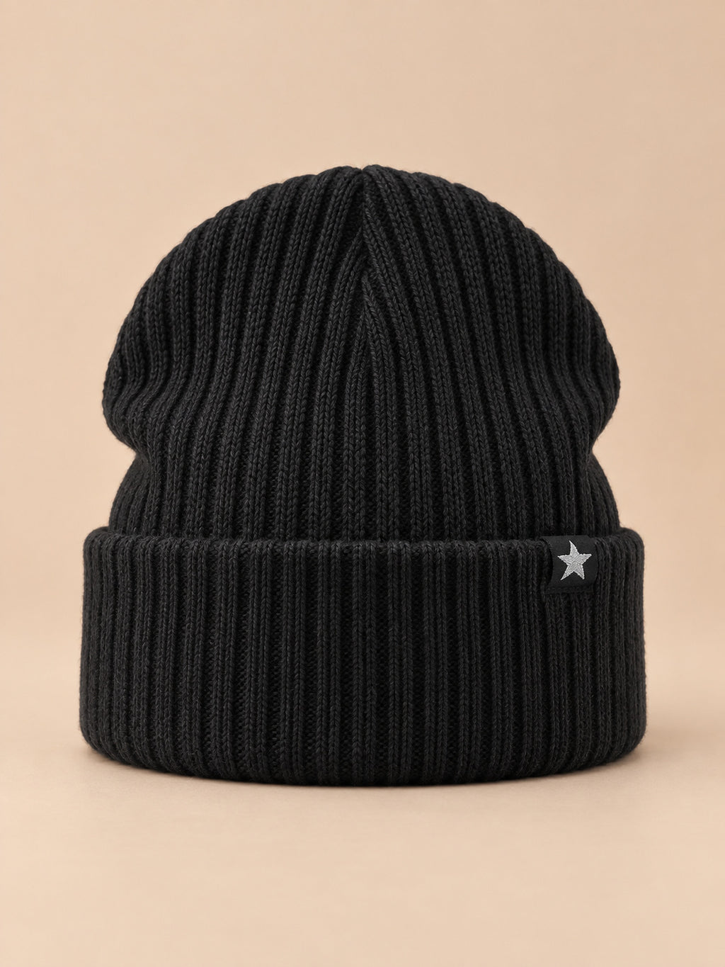 Bonnet homme noir côtelé à revers avec étiquette étoile, vue de face