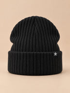 Bonnet homme noir côtelé à revers avec étiquette étoile, vue de face