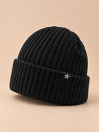 Bonnet homme noir côtelé à revers avec étiquette étoile, vue de trois quarts