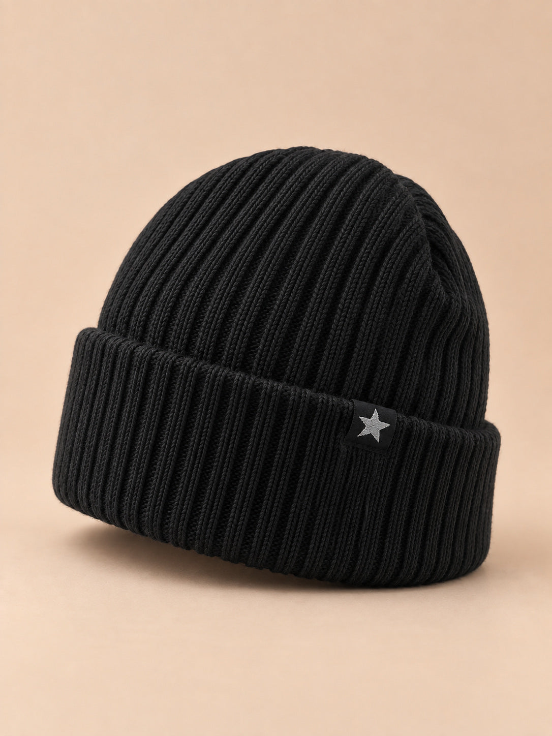 Bonnet homme noir côtelé à revers avec étiquette étoile, vue de trois quarts