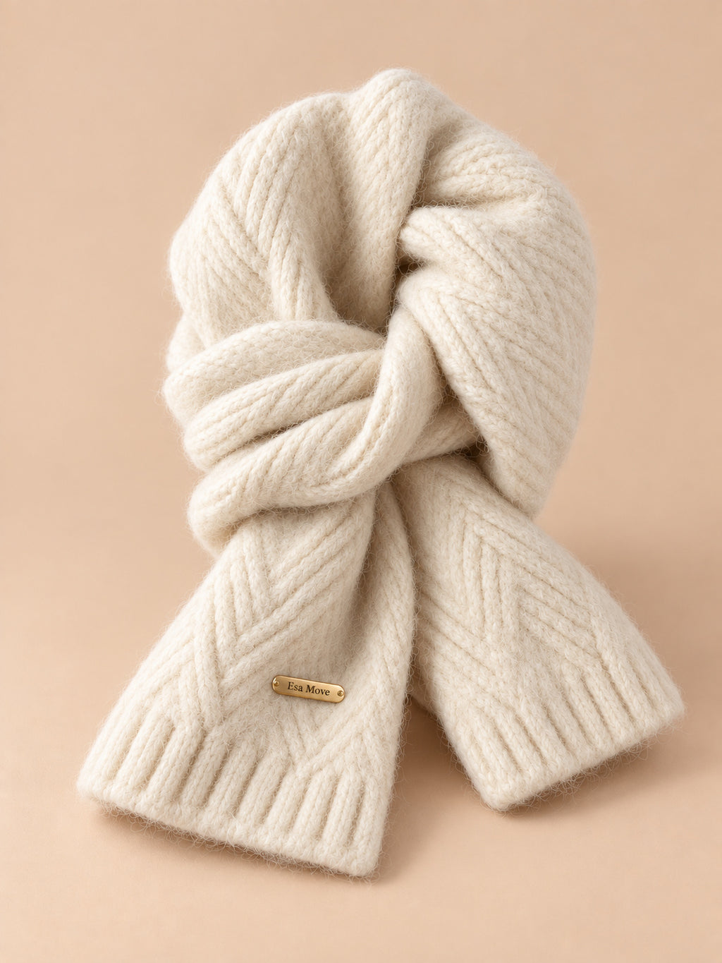 Écharpe femme en laine d’alpaga beige épaisse, vue de trois quarts sur fond pêche sable.