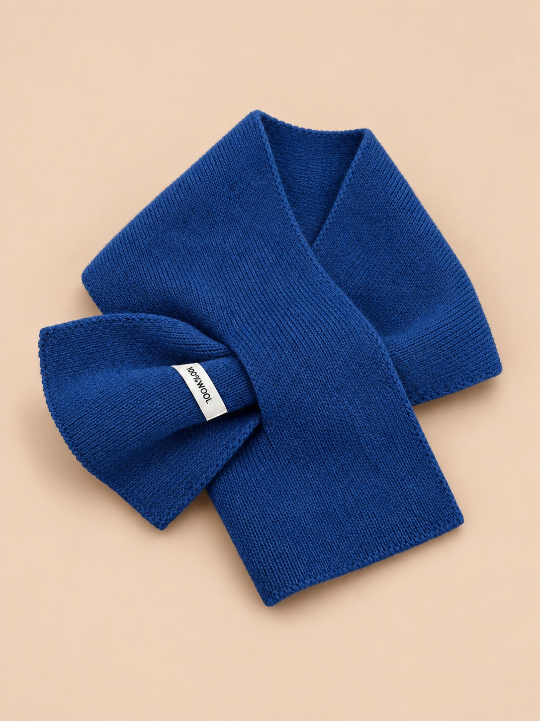 Écharpe courte en maille bleu 01, vue de face.