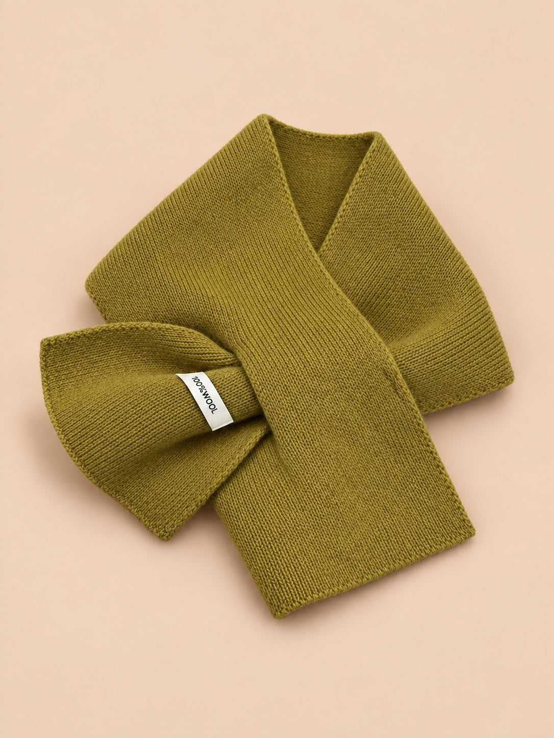 Écharpe courte en maille olive 02, vue de face.