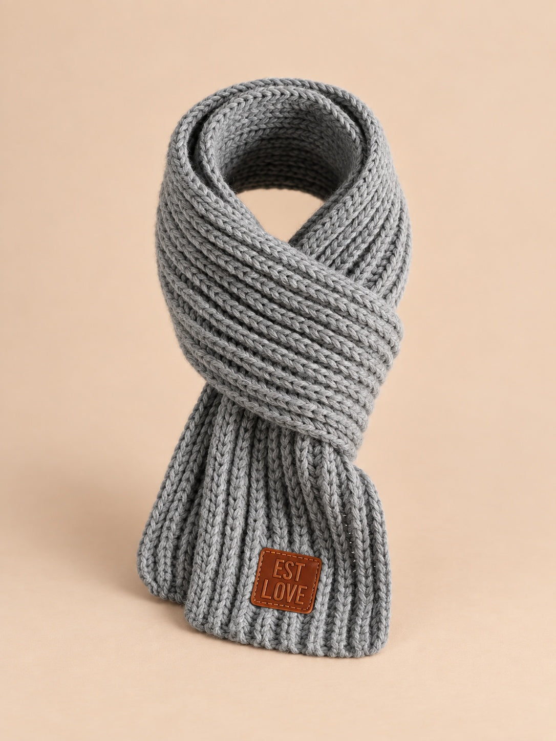 Écharpe enfant en maille côtelée à étiquette gris, vue de face.