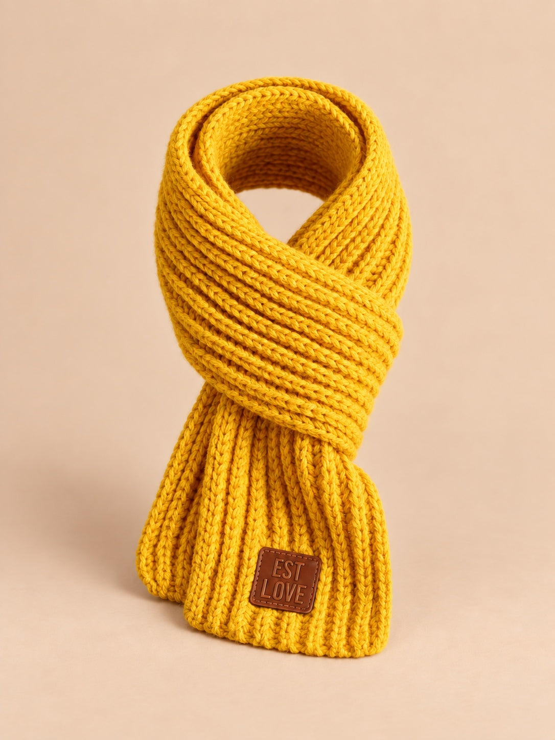 Écharpe enfant en maille côtelée à étiquette jaune, vue de face.