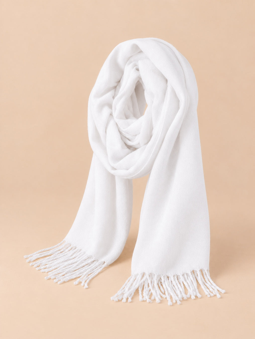 Écharpe homme longue à franges blanc, vue de trois quarts.