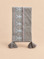 Écharpe jacquard Fair Isle à pompons modele 25049, vue de face.