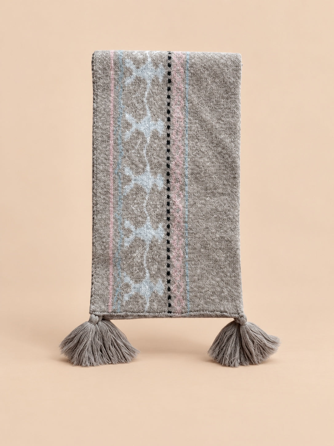 Écharpe jacquard Fair Isle à pompons modele 25049, vue de face.