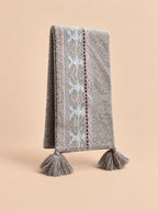 Écharpe jacquard Fair Isle à pompons modele 25049, vue de trois quarts.