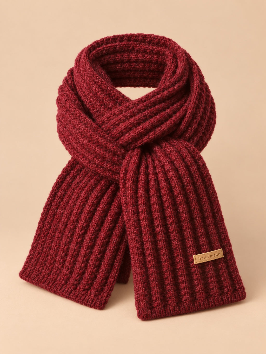 Écharpe longue en maille côtelée à étiquette rouge, vue de face.