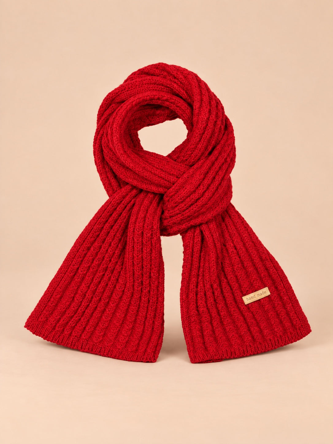 Écharpe en maille épaisse élastique rouge, vue de face.